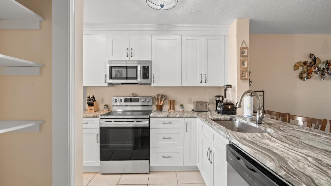 Pet Friendly Townhome With Gulf Views And Hot Tub Right Across From Beach And Schooners Panama City Beach Exterior photo