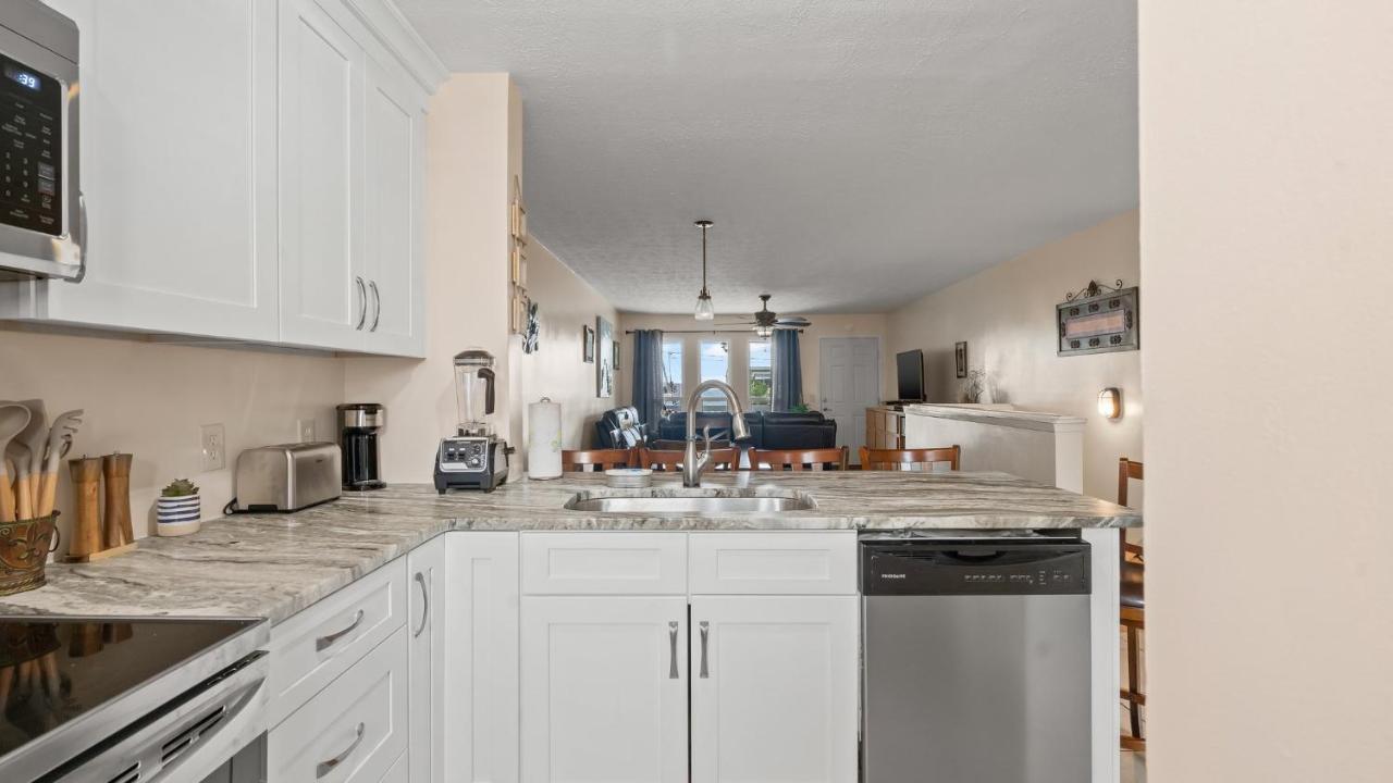 Pet Friendly Townhome With Gulf Views And Hot Tub Right Across From Beach And Schooners Panama City Beach Exterior photo